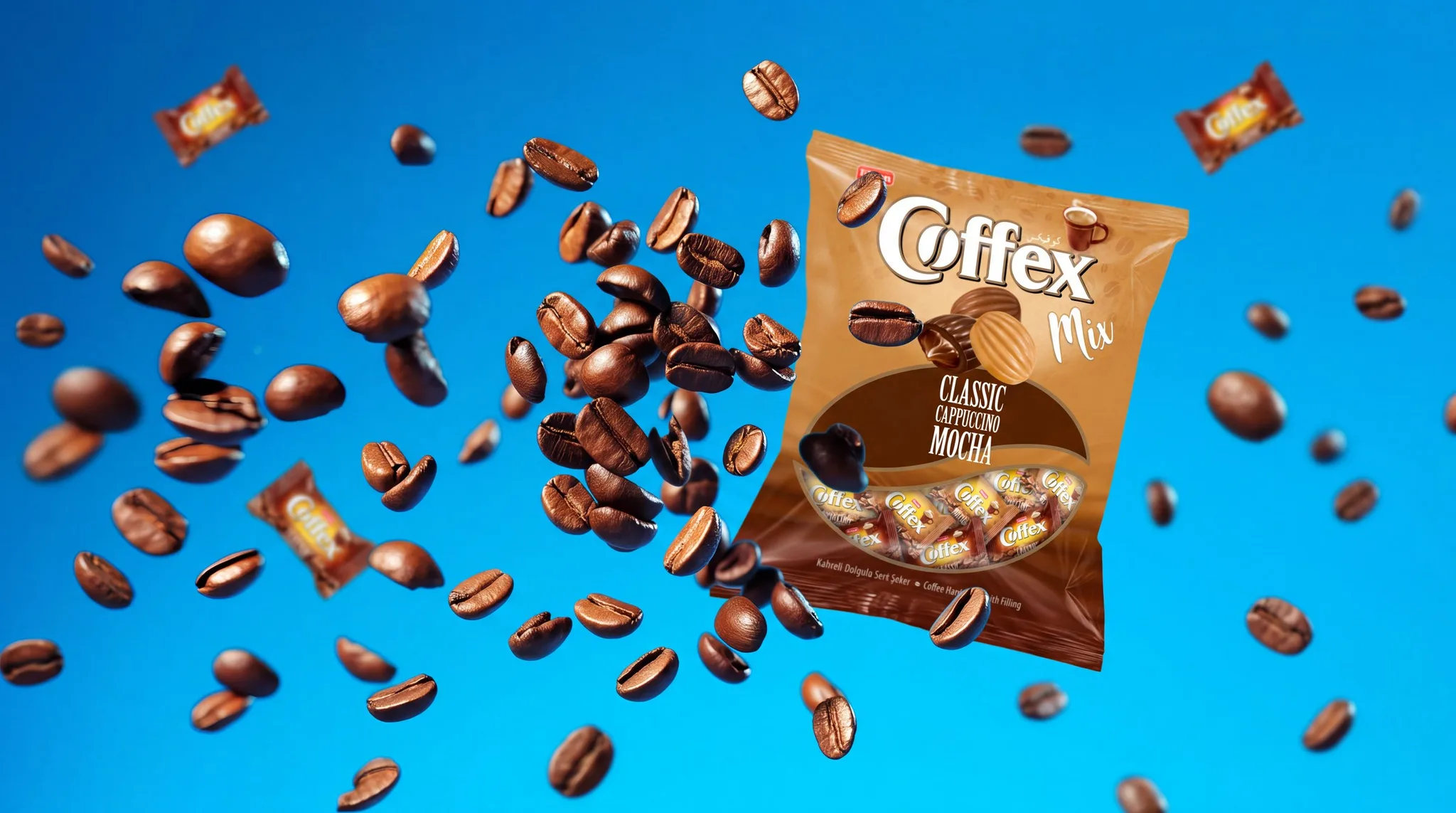 Mavi zeminde uçuşan kahve çekirdekleri ve Coffex Mix paketi